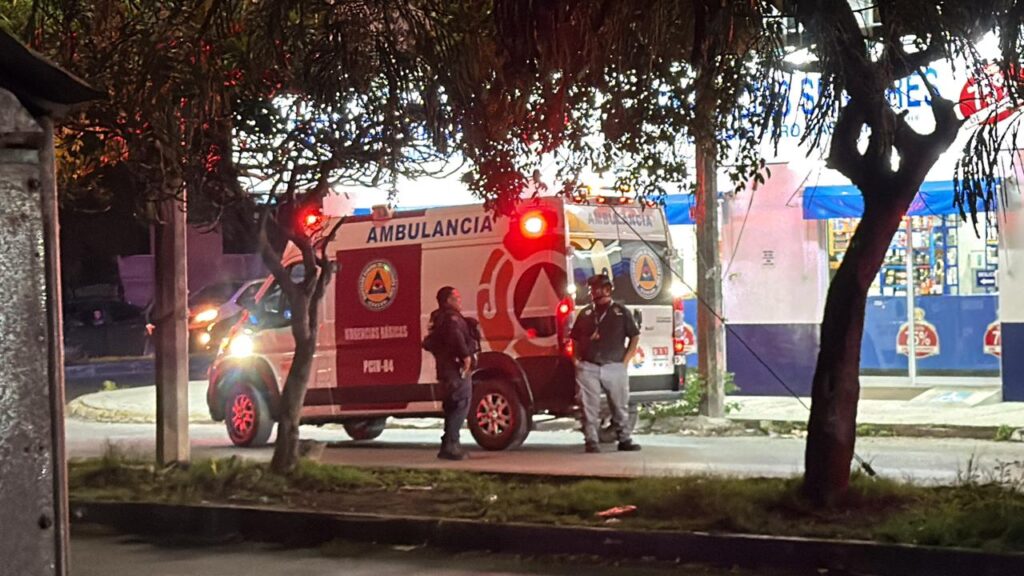 Ataque armado en Cancún cobra la vida de una joven en plena vía pública