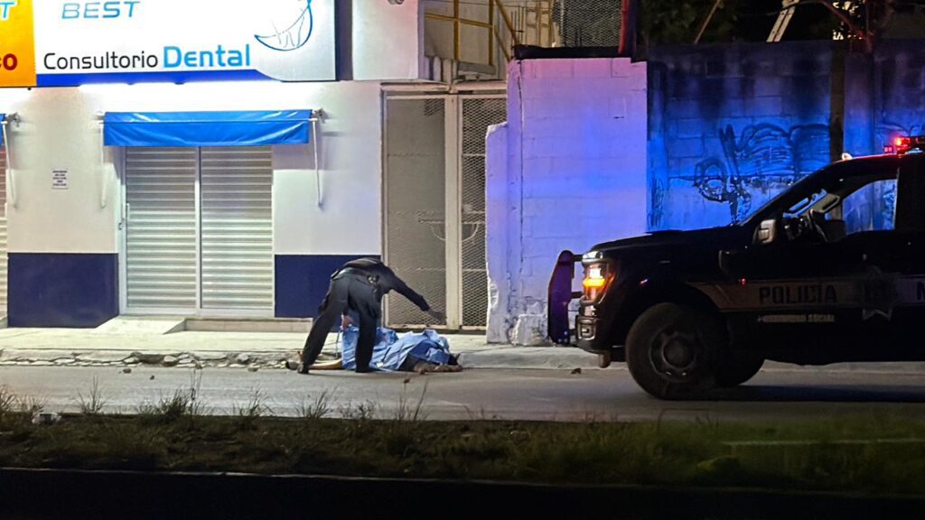 Ataque armado en Cancún cobra la vida de una joven en plena vía pública