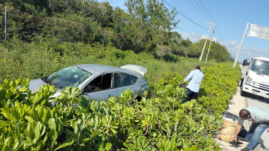 Revienta neumático y provoca volcadura en la carretera federal 307