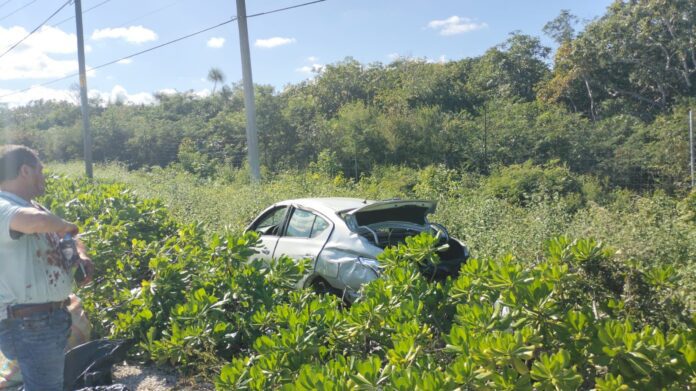 Revienta neumático y provoca volcadura en la carretera federal 307