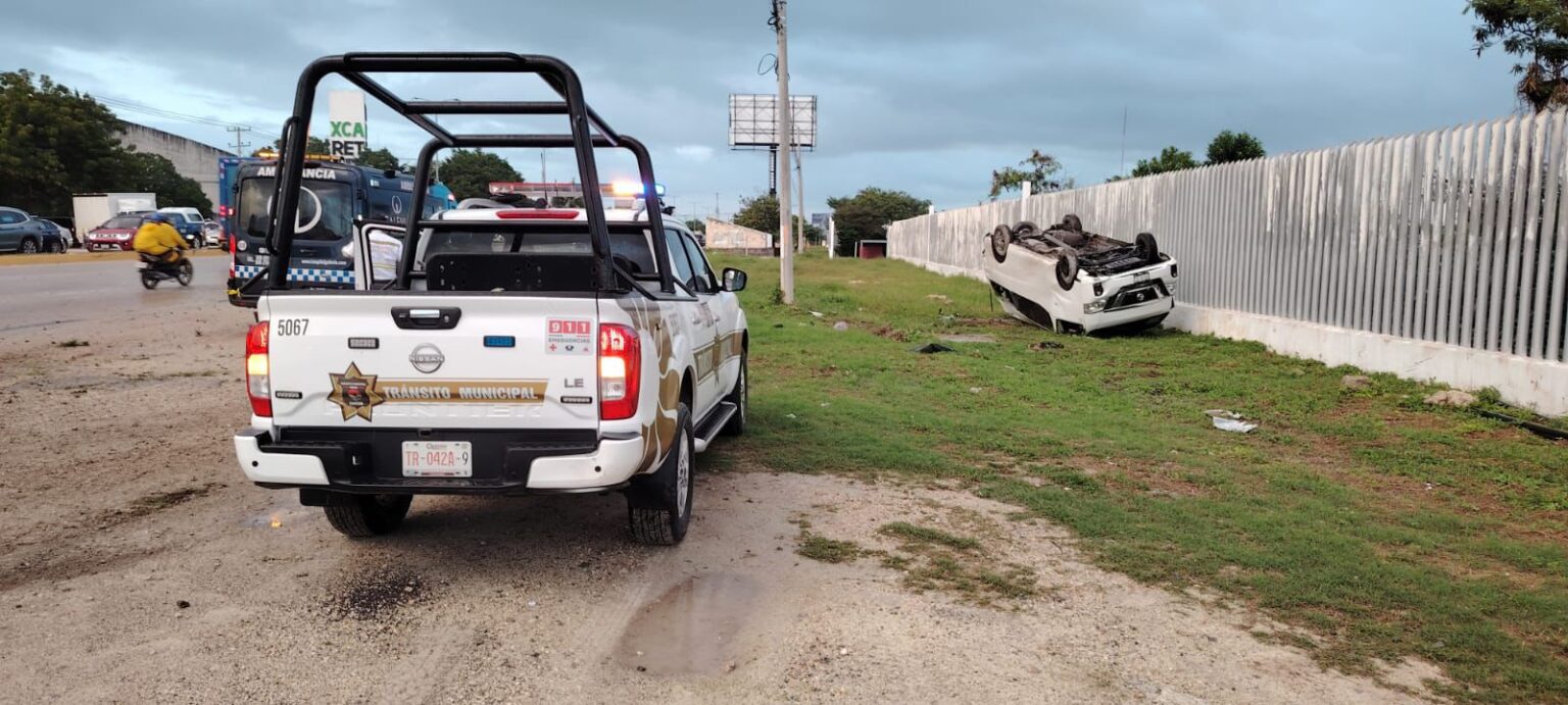 Vuelca “combi” en el bulevar Colosio por presunto exceso de velocidad