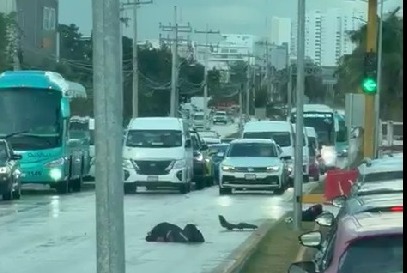 Autobús turístico arrolla a motociclistas en el bulevar Colosio y conductor huye