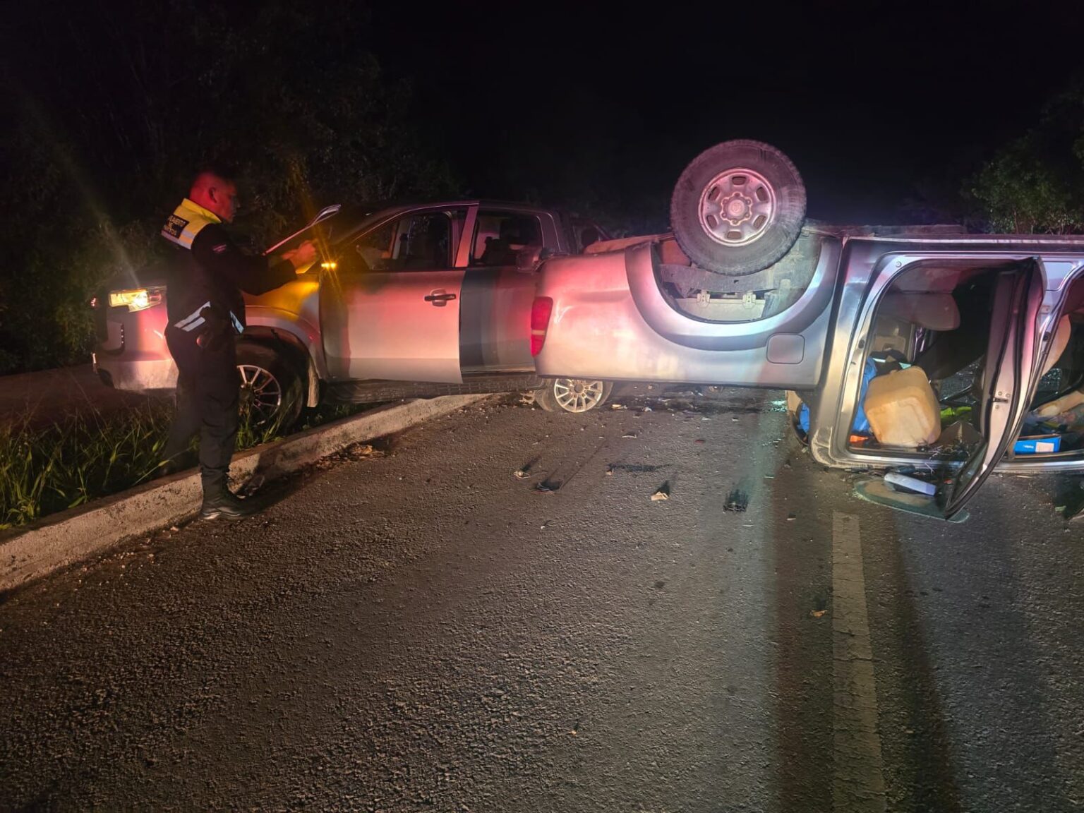 Velocidad excesiva provoca accidente y volcadura en entrada a Cristo Rey