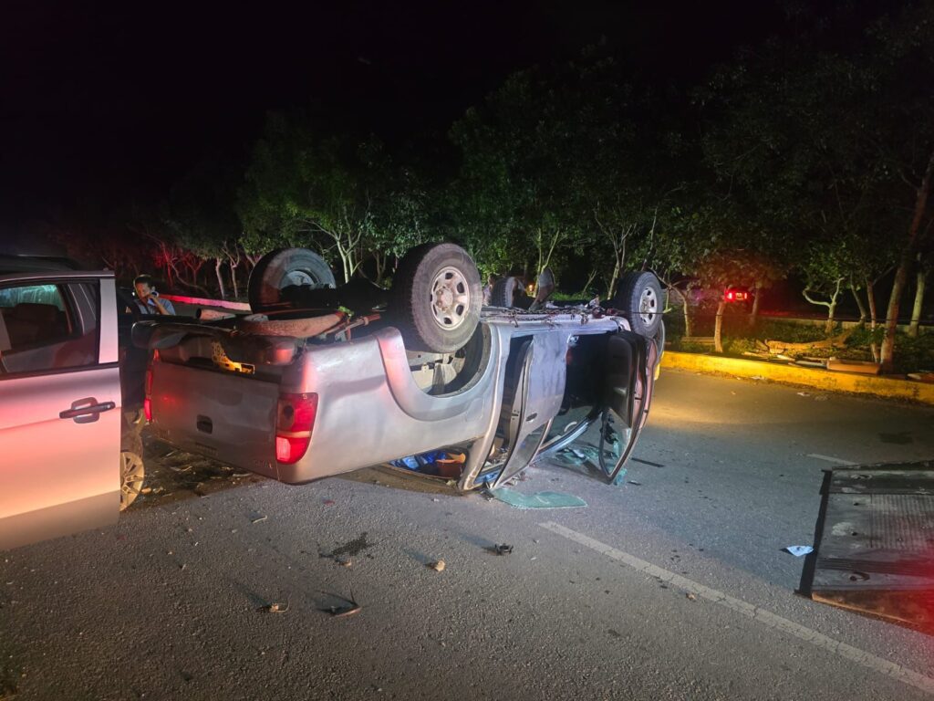 Velocidad excesiva provoca accidente y volcadura en entrada a Cristo Rey