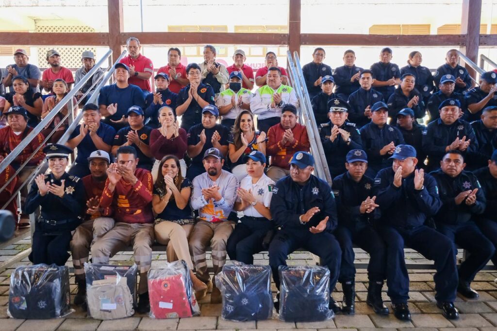 Reconocen Mara Lezama y Mary Hernández labor de personal operativo con entrega de uniformes en Felipe Carrillo Puerto