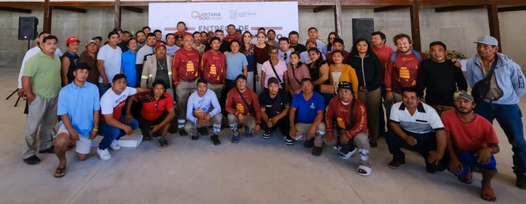 Reconocen Mara Lezama y Mary Hernández labor de personal operativo con entrega de uniformes en Felipe Carrillo Puerto