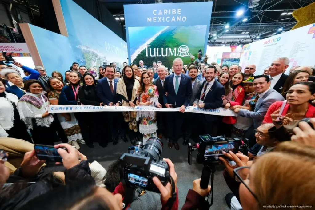 Mara Lezama y Josefina Rodríguez cortan listón inaugural del pabellón del Caribe Mexicano, Capital Mundial de las Vacaciones, en FITUR 2026