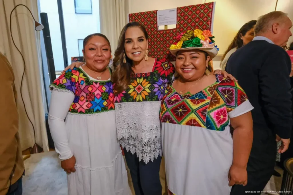 Artesanas mayas de Xpichil comercializan su arte milenario en la FITUR 2026