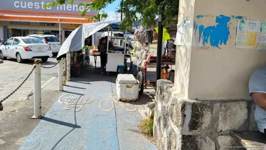 Refuerza Playa del Carmen ordenamiento del comercio semifijo en vía pública