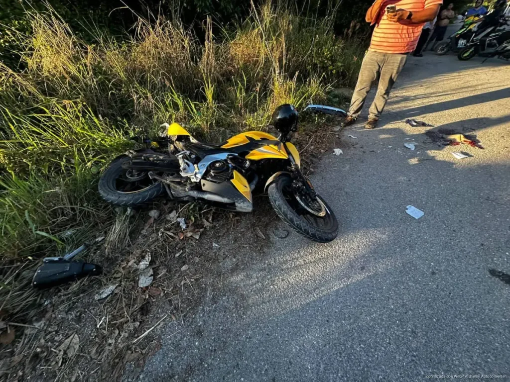 Taxi embiste a motociclista y se da a la fuga; ya es buscado en Playa del Carmen