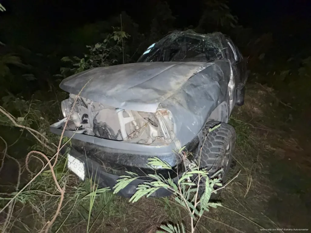 Conductor abandona camioneta tras volcadura en la carretera federal 307