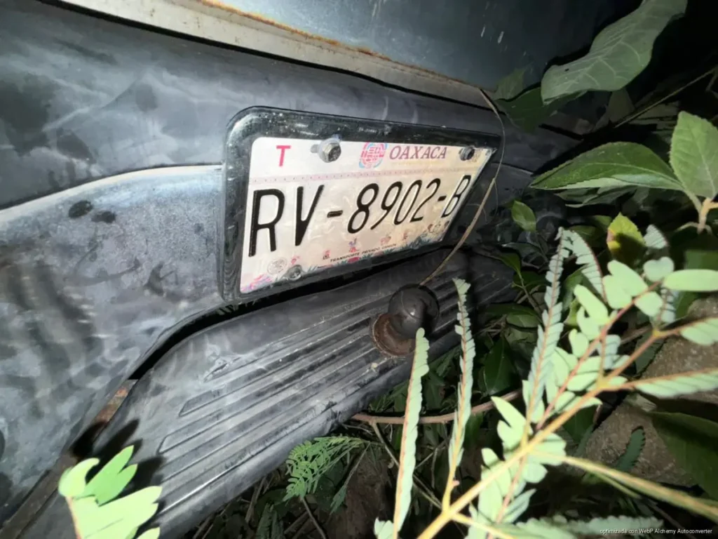 Conductor abandona camioneta tras volcadura en la carretera federal 307