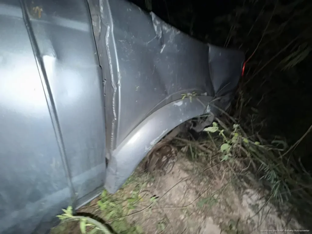 Conductor abandona camioneta tras volcadura en la carretera federal 307