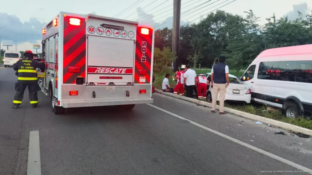 Fatal choque entre taxi y van turística deja dos lesionados y un fallecido en la carretera federal 307
