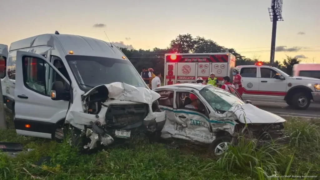 Fatal choque entre taxi y van turística deja dos lesionados y un fallecido en la carretera federal 307