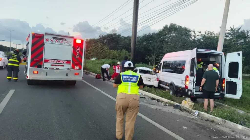 Fatal choque entre taxi y van turística deja dos lesionados y un fallecido en la carretera federal 307