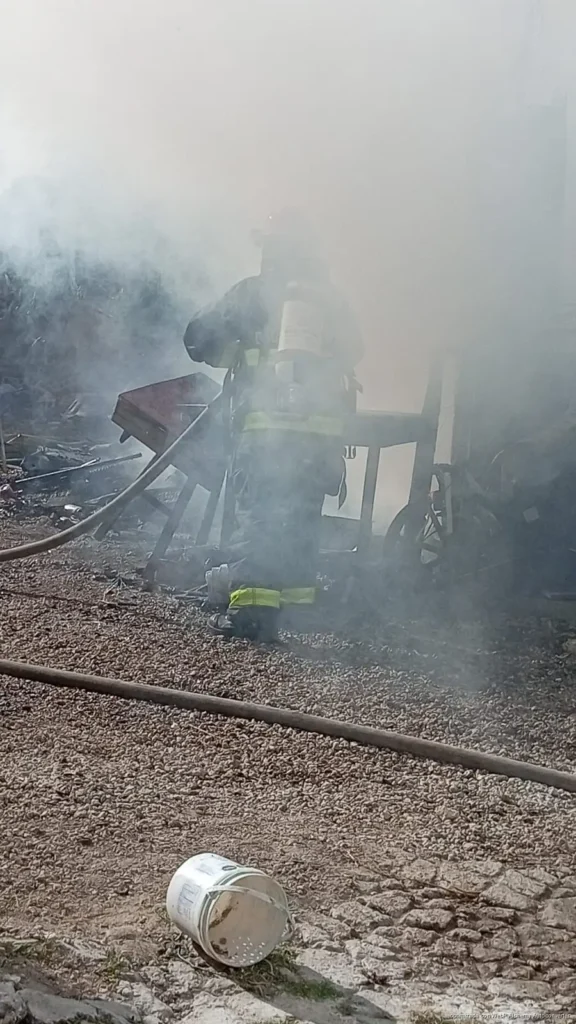 Voraz incendio consume palapa en la colonia Centro de Playa del Carmen