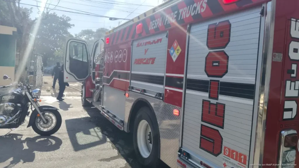 Voraz incendio consume palapa en la colonia Centro de Playa del Carmen