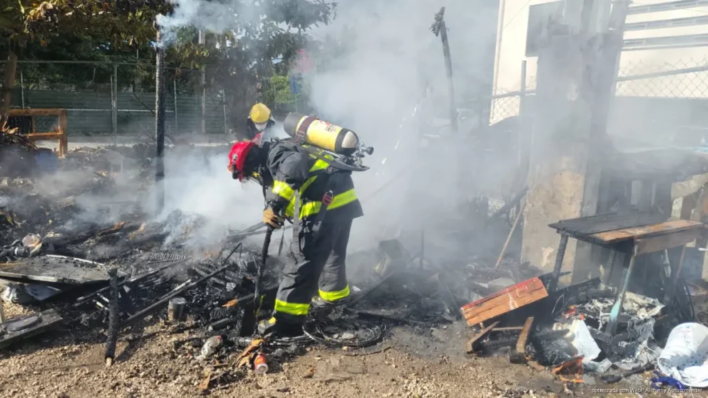 Voraz incendio consume palapa en la colonia Centro de Playa del Carmen
