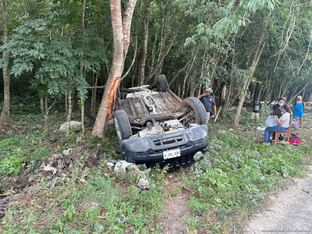 Atienden cuerpos de rescate volcadura en la carretera Tulum–Cobá sin víctimas graves