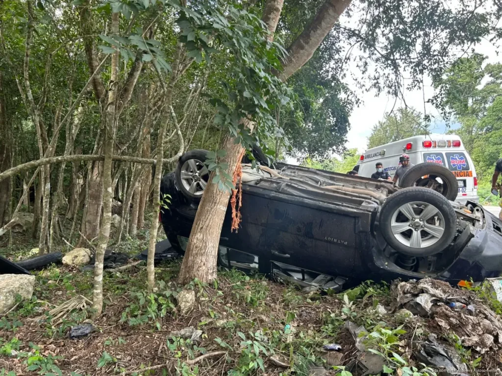 Atienden cuerpos de rescate volcadura en la carretera Tulum–Cobá sin víctimas graves