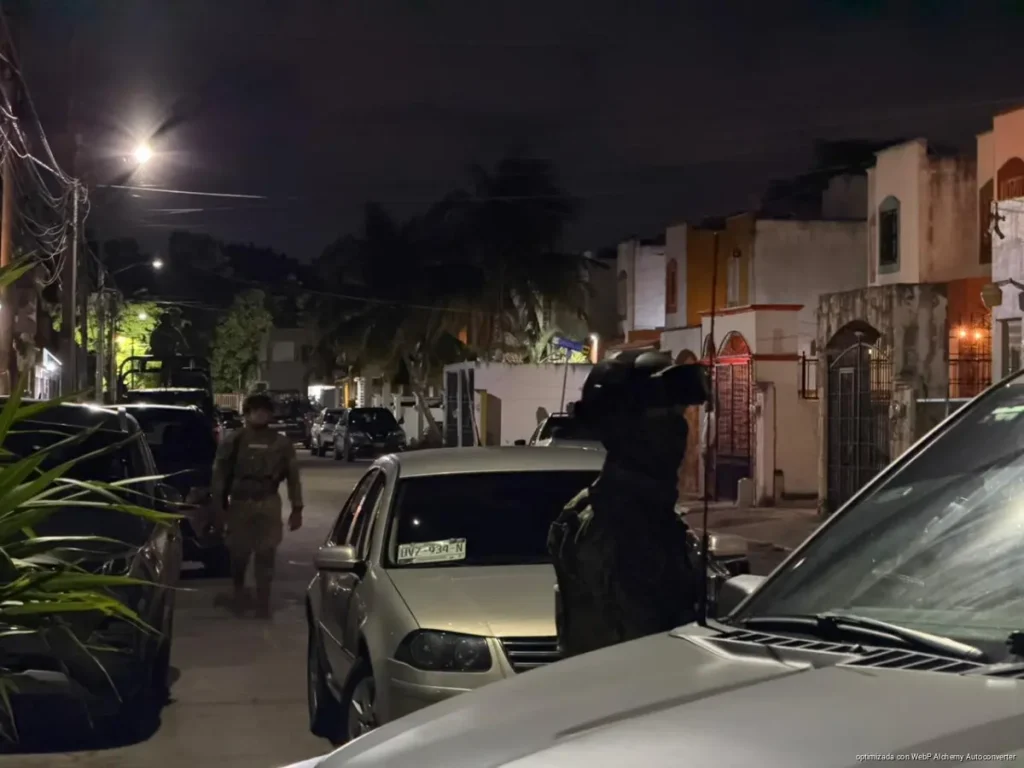 Catean domicilio en Cancún y aseguran motocicletas y drogas en operativo interinstitucional