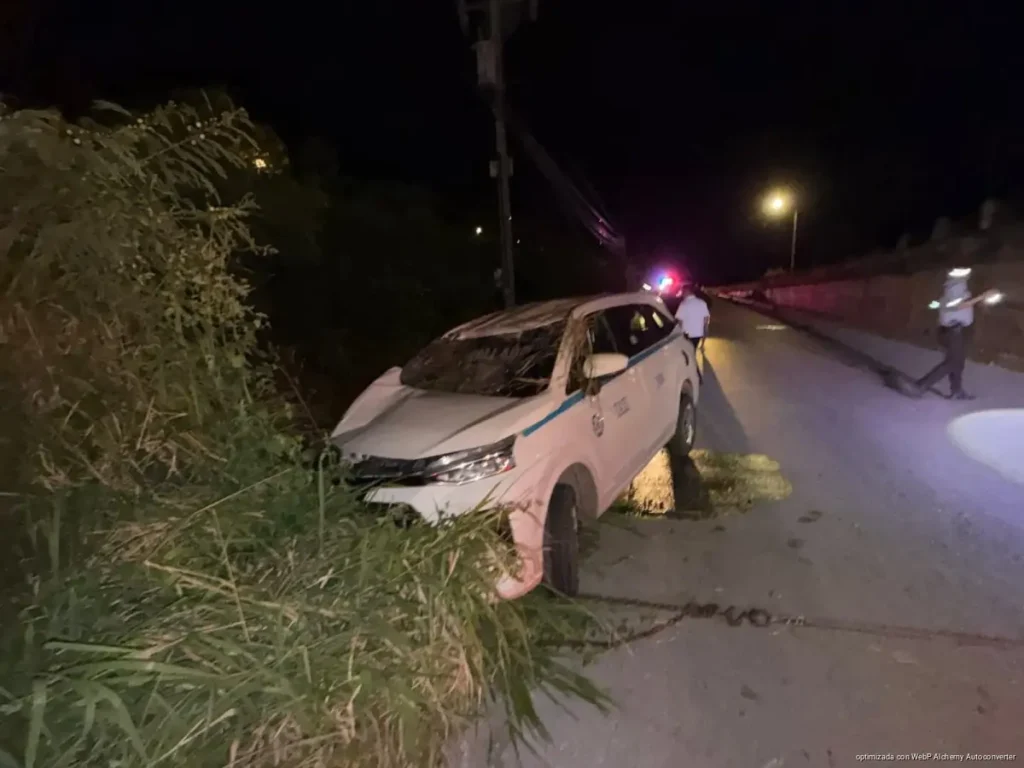 Taxista resulta lesionado tras volcadura en la carretera 307, en Puerto Aventuras
