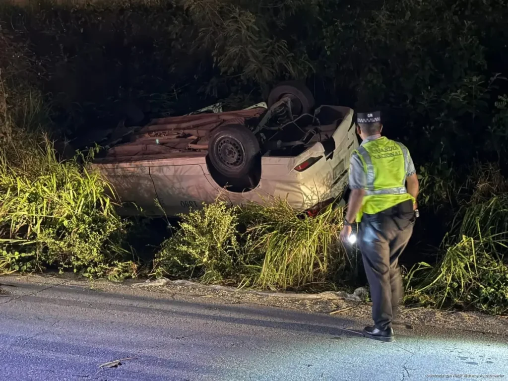 Taxista resulta lesionado tras volcadura en la carretera 307, en Puerto Aventuras