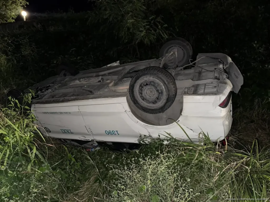 Taxista resulta lesionado tras volcadura en la carretera 307, en Puerto Aventuras