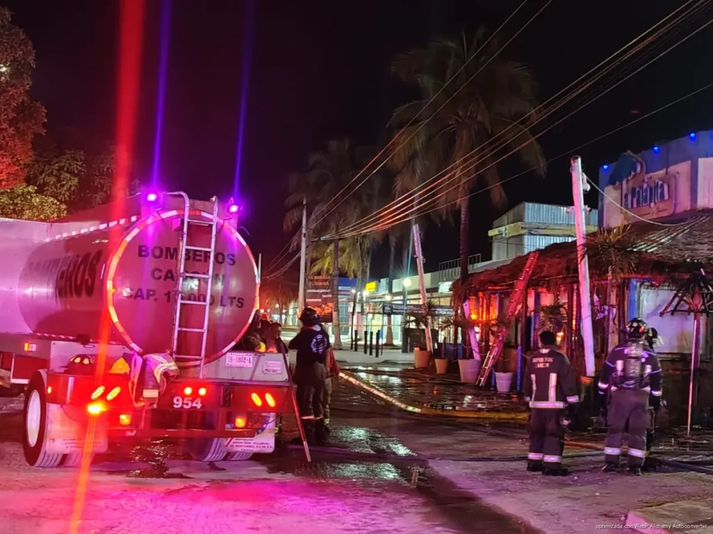 Incendio en restaurante La Palapita moviliza a cuerpos de emergencia en Cancún