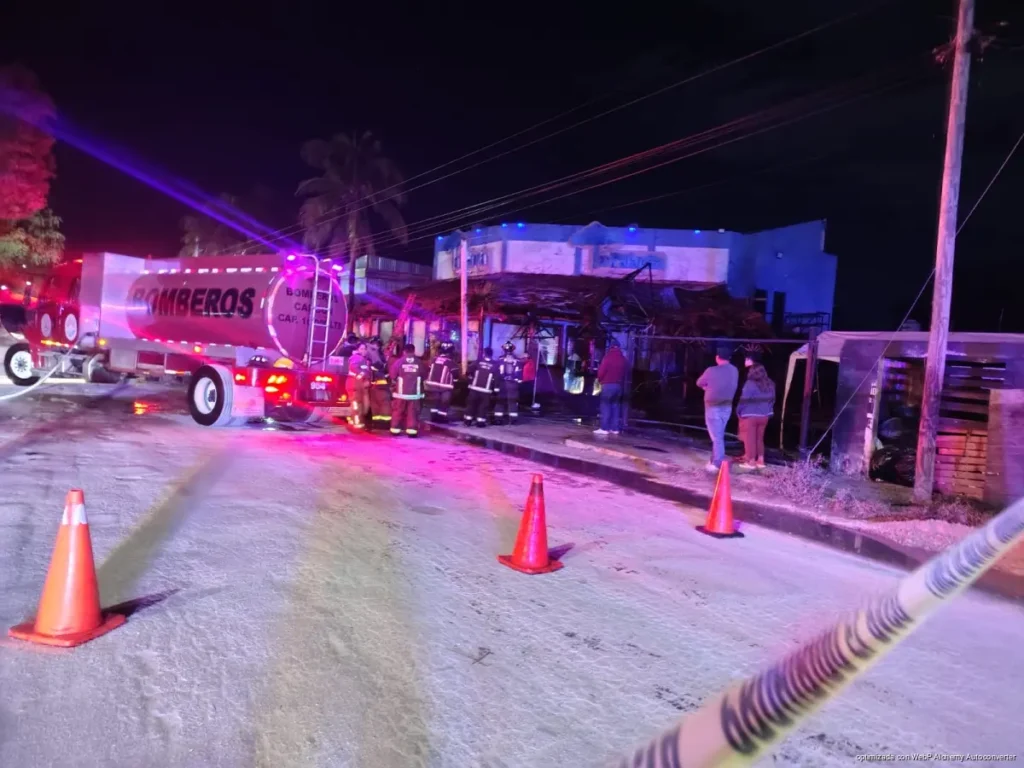 Incendio en restaurante La Palapita moviliza a cuerpos de emergencia en Cancún
