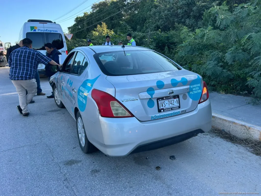 Choque por alcance en bulevar Playa del Carmen deja dos lesionados