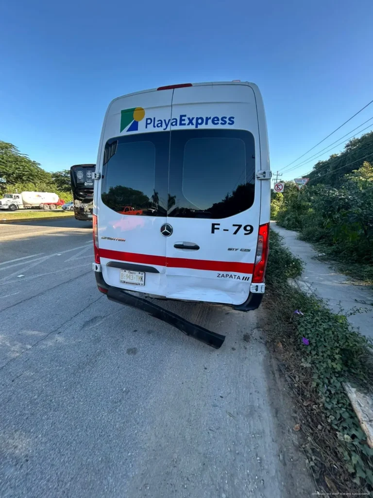 Choque por alcance en bulevar Playa del Carmen deja dos lesionados