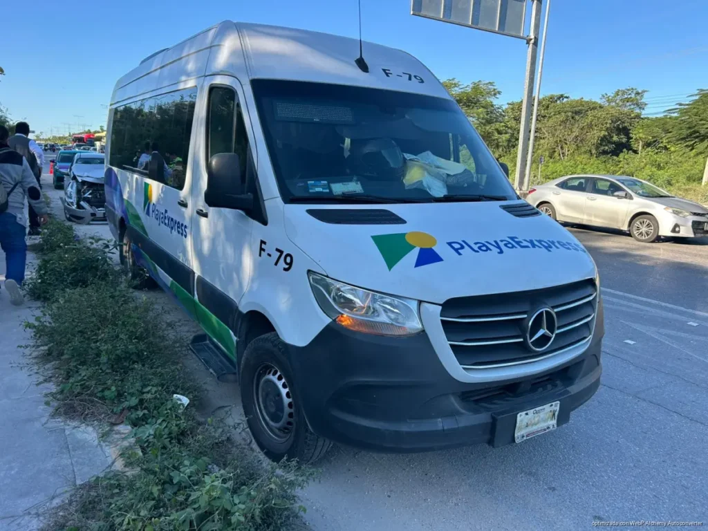 Choque por alcance en bulevar Playa del Carmen deja dos lesionados