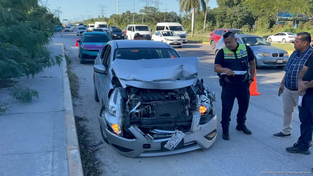Choque por alcance en bulevar Playa del Carmen deja dos lesionados