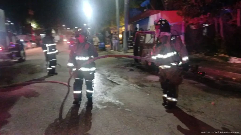Se incendia mototaxi en Villas Otoch; no hay personas lesionadas