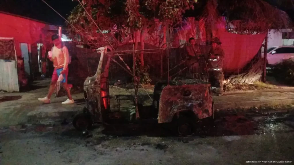 Se incendia mototaxi en Villas Otoch; no hay personas lesionadas