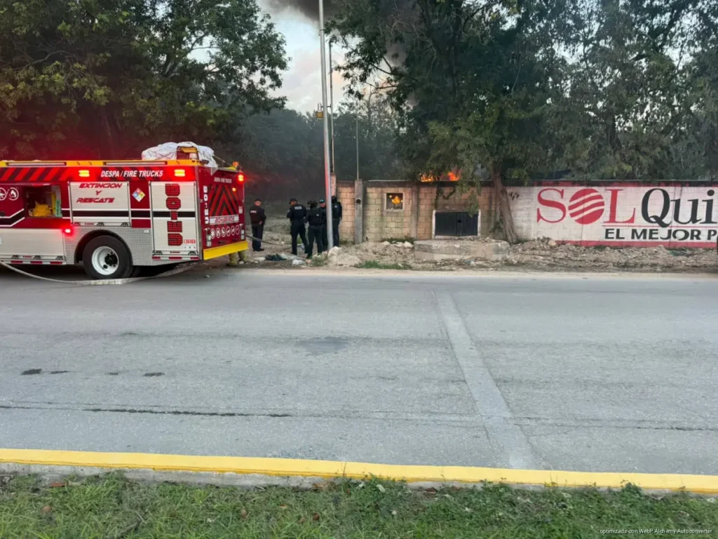 Atienden bomberos incendio de camper abandonado en colonia Bellavista