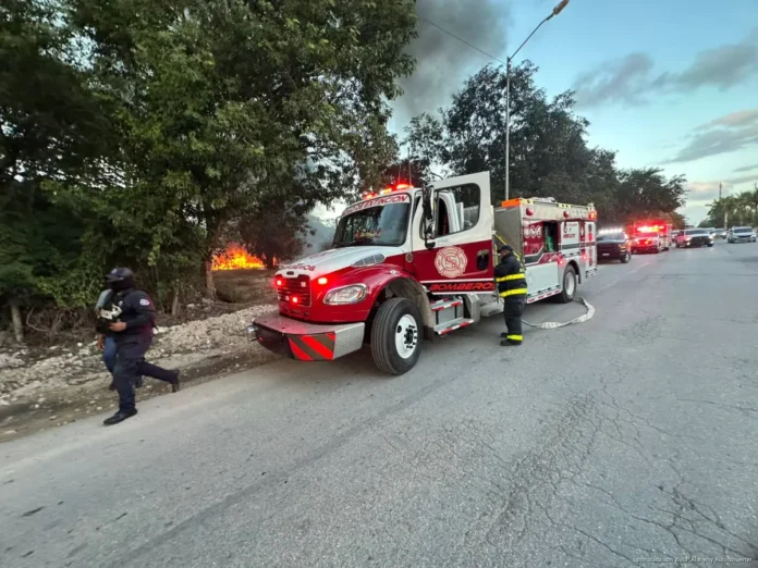Atienden bomberos incendio de camper abandonado en colonia Bellavista