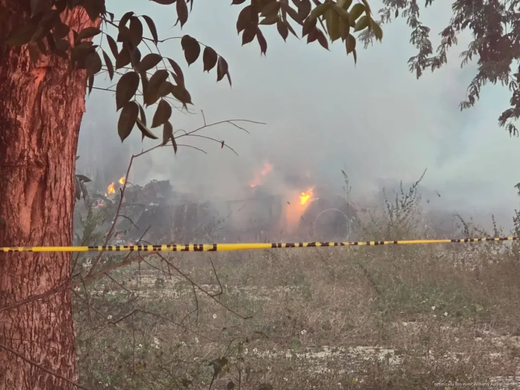 Atienden bomberos incendio de camper abandonado en colonia Bellavista