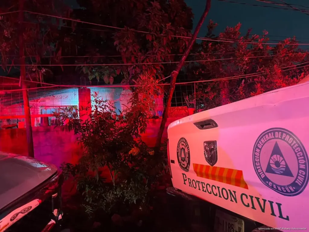 Se incendia vehículo en predio de la supermanzana 245 de Cancún