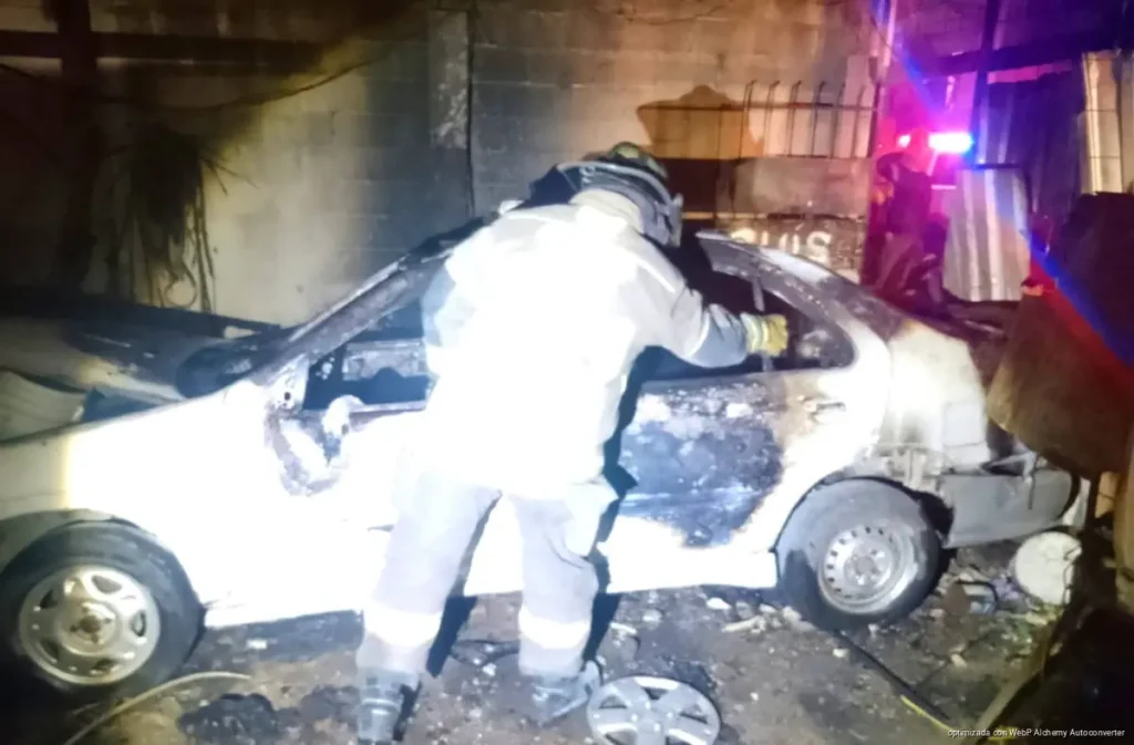 Se incendia vehículo en predio de la supermanzana 245 de Cancún