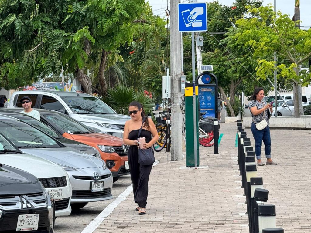 Denuncian cacería de automovilistas por parquímetros en Playa del Carmen