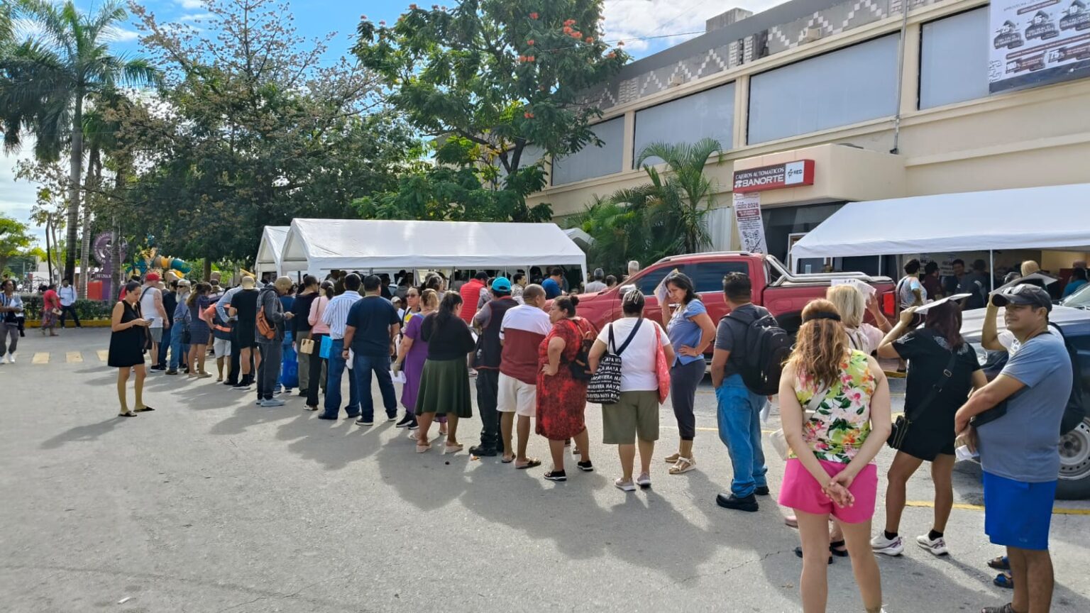 Ciudadanos aprovechan descuento del 25% en Predial y abarrotan Tesorería en Playa del Carmen