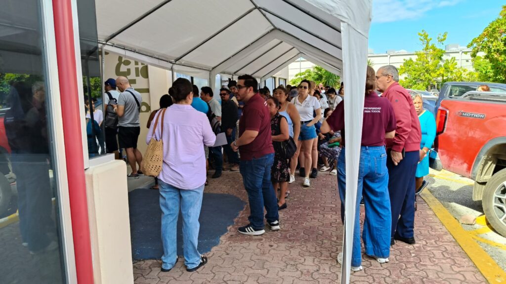Ciudadanos aprovechan descuento del 25% en Predial y abarrotan Tesorería en Playa del Carmen