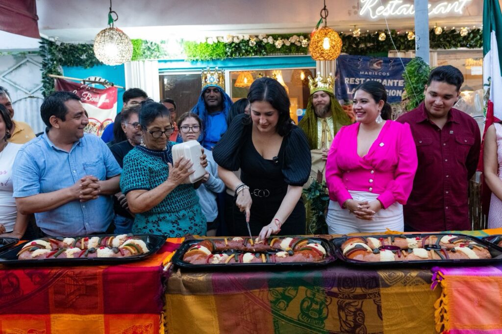 Estefanía Mercado encabeza corte de monumental Rosca de Reyes de 2.5 kilómetros en Playa del Carmen