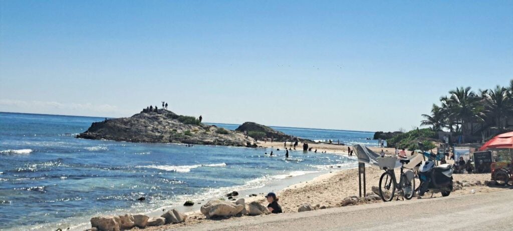 Registran playas de Tulum alta afluencia de turistas en el arranque de 2026