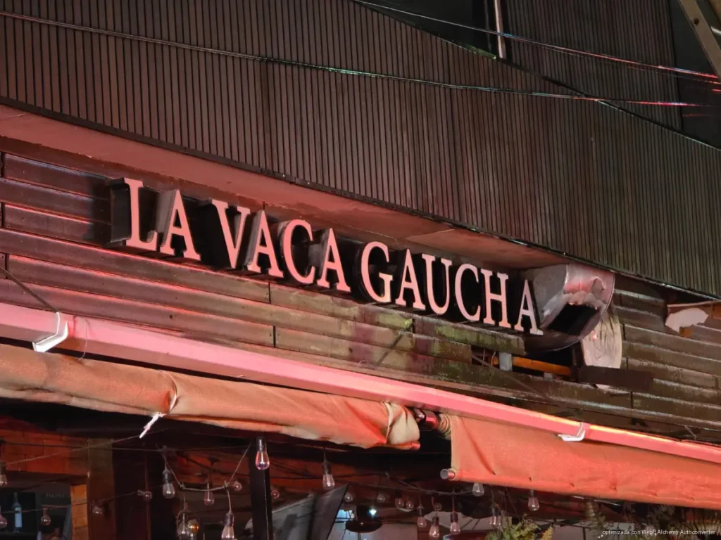 Evacúan restaurante en la Quinta Avenida por conato de incendio