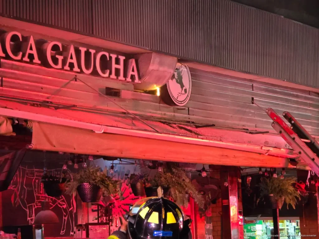Evacúan restaurante en la Quinta Avenida por conato de incendio