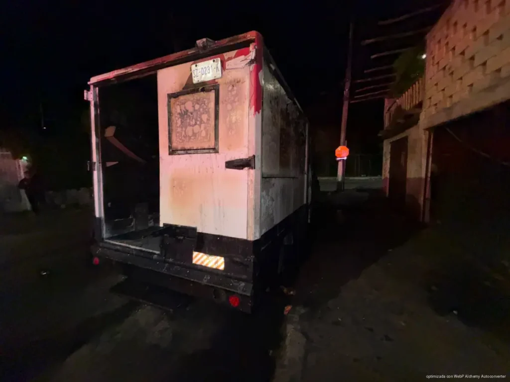 Incendio consume camión de comida en la colonia Colosio